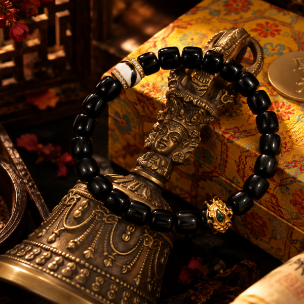 Black Onyx Old Straight-Cut Bead Bracelet with Imitation Tiger Fang Charms